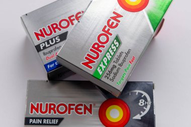 Londra mı? UK- 07.23.2023. Nurofen markası altında gri renkte izole edilmiş çeşitli Ibuprofen ilaçları..