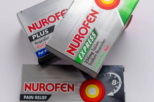 Londra mı? UK- 07.23.2023. Nurofen markası altında gri renkte izole edilmiş çeşitli Ibuprofen ilaçları..