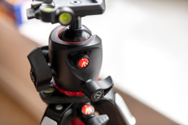 Londra mı? UK- 08.04.2023. Monfrotto 'nun üç ayaklı top başlığını kapat..