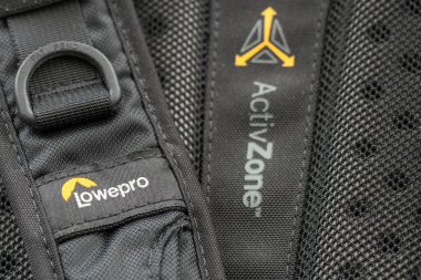 Londra mı? UK- 08.04.2023. Lowepro kamera sırt çantası isim etiketini, logoyu ve ActiveZone sistemini gösteriyor.