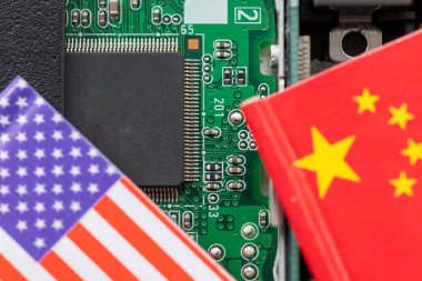 Yarı iletken devre levhasının üzerinde Amerikan ve Çin bayrakları ile bir teknoloji çatışması, rekabet konsepti.