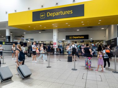 Gatwick. UK- 09.10.2023. Gatwick Havaalanı 'nın kalkış salonu tabelası..