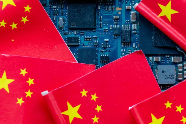 Yarı iletken devre kartının üstünde Çin bayrakları olan bir Çin teknolojisi konsepti..