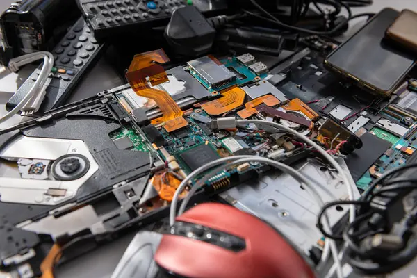 Bir yığın genel elektronik teknoloji endüstriyel atık cihazlar kirliliğe neden oluyor..