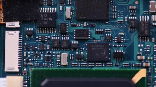 2023 显示半导体电路板 芯片及其他部件的电子装置的内部 — 图库视频影像