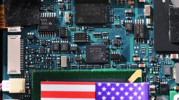 2023 美国的一个技术概念 在半导体电路板上有一面美国国旗 — 图库视频影像