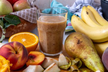 Taze meyvelerden yapılmış bir bardak smoothie. Sağlıklı yaşam, yaşam tarzı konsepti.