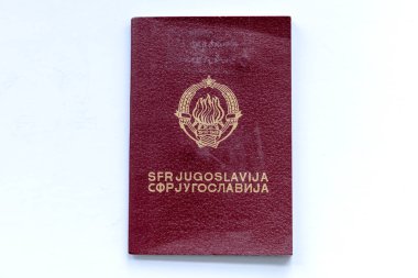 Eski Yugoslavya pasaportu beyazlar içinde izole edilmiş..