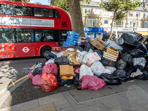 Londra mı? UK- 09.23.2023. Çöp işçilerinin endüstriyel grev eylemleri nedeniyle sokakta toplanmamış büyük çöp yığınları.