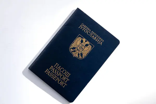 Een Servisch Paspoort Geïsoleerd Wit — Stockfoto