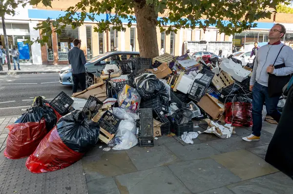 Londra mı? UK- 09.23.2023. Çöp işçilerinin endüstriyel grev eylemleri nedeniyle sokakta toplanmamış büyük çöp yığınları.