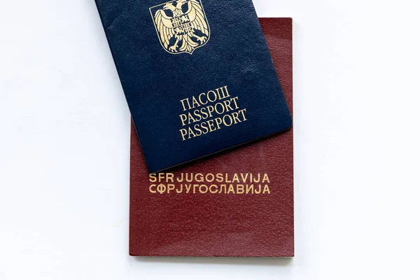 白で孤立した旧ユーゴスラビアのパスポートの上にセルビアのパスポート — ストック写真