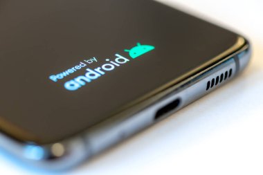 Londra mı? UK- 10.02.2023. Beyazda izole edilmiş Android işletim sistemini kullanarak akıllı bir telefonu kapat.