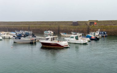 St. Micheal Dağı. Cornwall 'da. İngiltere-10.02.2023. Limanda demirli küçük teknelerin manzarası..