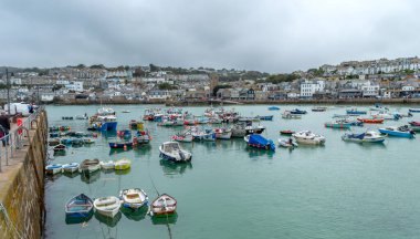 Aziz Ives. Cornwall 'da. UK- 10.01.2023. Kasabanın manzarası ve Smeaton Rıhtımı 'nın limanı..