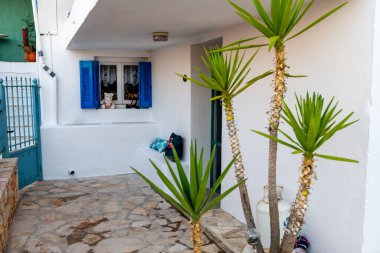 Dış mekan masa ve sandalye olarak yapısının içine inşa edilmiş Akdeniz tarzı bir mimari..