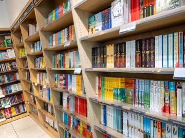 Gatwick Havaalanı. UK- 10.04.2023. WH Smith kitapçısının raflarında kağıt kitaplar var..