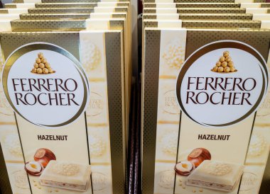 Gatwick Havaalanı. UK- 10.04.2023. Dükkanda sergilenen bir sıra Ferrero Rocher çikolatası.