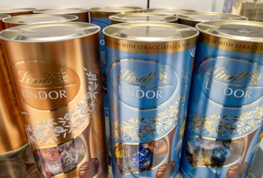 Gatwick Havaalanı. UK- 10.04.2023. Lindor Lindt çikolatası bir mağazada sergileniyor.