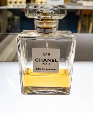 Gatwick Havaalanı. UK- 10.04.2023. Perakende mağazasında 5 numaralı kanalı test eden bir şişe..