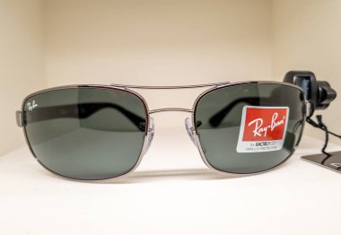 Gatwick Havaalanı. UK- 10.04.2023. Bir perakende mağazasında sergilenen Ray Ban güneş gözlüklerini kapat.