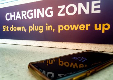 Gatwick Havaalanı. UK- 10.04.2023. Gezginlerin elektronik cihazlarını şarj etmeleri için Güney Terminali 'nde şarj bölgesi.