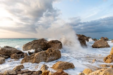 Büyük dalgalar Kavalikefta Sahili, Lefkada, Yunanistan 'da büyük kayalara çarpıyor..