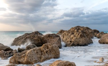 Büyük dalgalar Kavalikefta Sahili, Lefkada, Yunanistan 'da büyük kayalara çarpıyor..