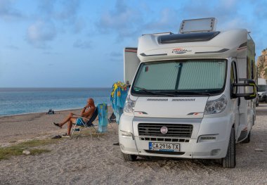 Lefkada adası. Yunanistan - 10.23.2023.Turistler Kathisma Sahili 'nde kamp yapıyorlar..