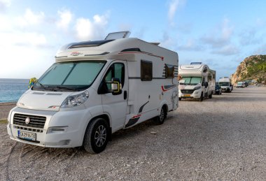 Lefkada adası. Yunanistan... 10.23.2023. Kathisma Sahili 'nde bir Fiat karavanı..