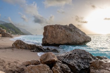 Gün batımında Kathisma Sahili. Lefkada Adası, Yunanistan.