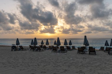 Kathisma Sahili 'nde son güneş ışığını yakalayan turistler. Lefkada Adası, Yunanistan.