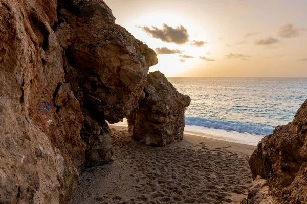 Gün batımında Kathisma Sahili. Lefkada Adası, Yunanistan.