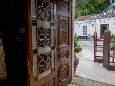 Lefkada adası. Yunanistan... 10.23.2023. Faneromeni Manastırı 'nın ana avlusu.