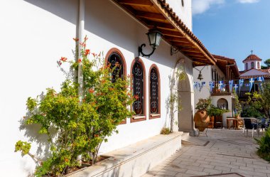 Lefkada adası. Yunanistan... 10.23.2023. Faneromeni Manastırı 'nın ana avlusu.