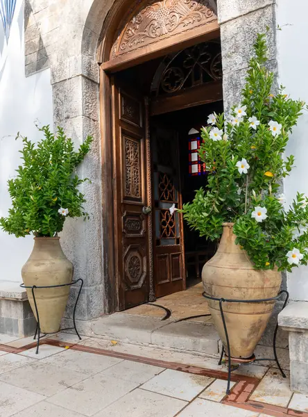 Lefkada adası. Yunanistan 10.23.2023.Faneromeni Manastırı 'nın ana kilisesinin girişi..