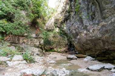 Şelaleye giden nehir yatağını takip eden bir yürüyüş yolu. Nydri şelalesi. Lefkada. Yunanistan.