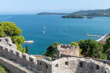 Vonitsa Venedik Kalesi 'nin savaş alanından bir deniz manzarası. Yunanistan.