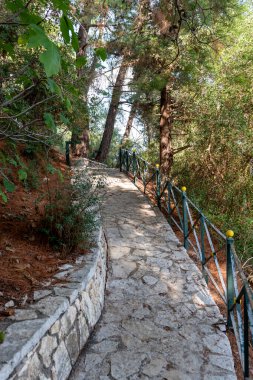 Vonitsa Venedik Kalesi 'ne çıkan patika. Yunanistan.