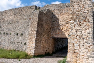 Vonitsa Venedik Kalesi 'nin üst kısmının girişi. Vonitsa. Yunanistan.
