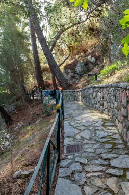 Vonitsa Venedik Kalesi 'ne çıkan patika. Yunanistan.