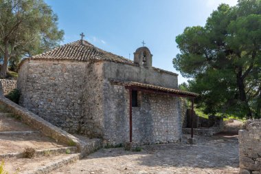 Vonitsa Venedik Kalesi 'nin altındaki bir kilise. Vonitsa. Yunanistan.