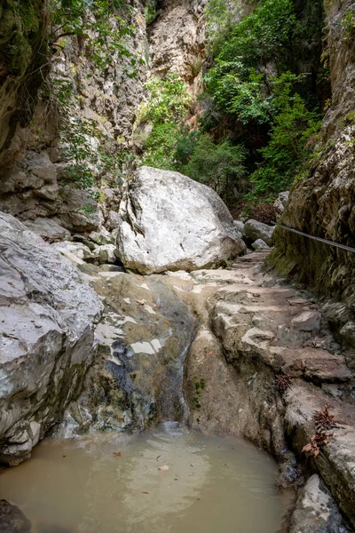 Şelaleye giden nehir yatağını takip eden bir yürüyüş yolu. Nydri şelalesi. Lefkada. Yunanistan.