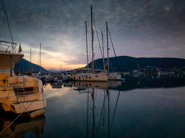Lefkada adası. Yunanistan... 10.14.2023. Geni Körfezi 'nde gün doğumu.