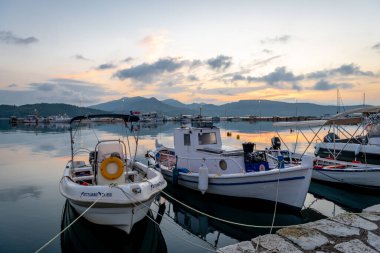 Lefkada adası. Yunanistan... 10.16.2023. Güzel gündoğumu bulutları Ligia limanının durgun suyuna yansıyor..