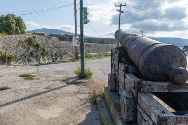 Lefkada adası. Yunanistan. 10.20.2023. Eski demir top yolun her iki tarafında yüzen köprüye giriyor..