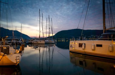 Lefkada adası. Yunanistan... 10.14.2023. Geni Körfezi 'nde gün doğumu.