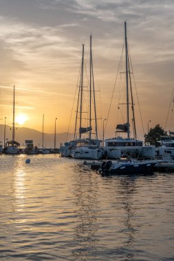 Gün doğumu bulutları ve yansımaları. Nikiana Limanı. Lefkada. Yunanistan.