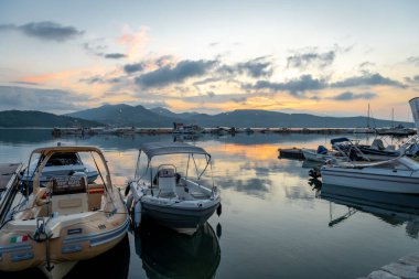 Lefkada adası. Yunanistan... 10.16.2023. Güzel gündoğumu bulutları Ligia limanının durgun suyuna yansıyor..
