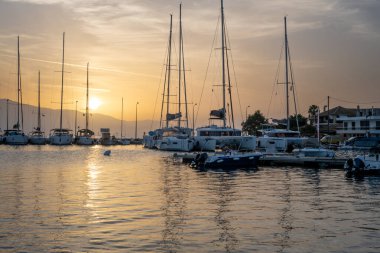 Gün doğumu bulutları ve yansımaları. Nikiana Limanı. Lefkada. Yunanistan.